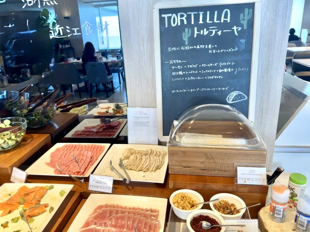 朝食会場の自分の好みの具材を巻いて作るトルティーヤ